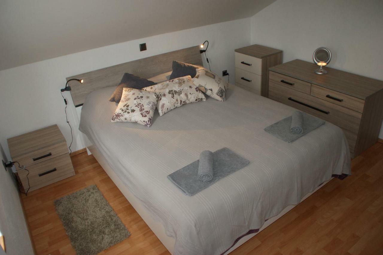 Apartman "Bogut" สลูน ภายนอก รูปภาพ